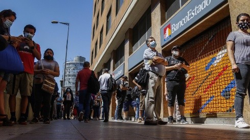 Personas esperando retirar bono en sucursal Banco Estado