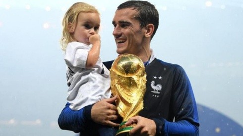 Griezmann con su hija y la Copa del Mundo