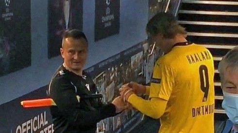 Haaland firmando las tarjetas del árbitro tras el Manchester City vs Borussia Dortmund