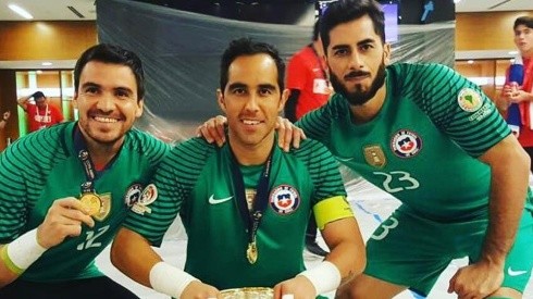 Johnny Herrera, Claudio Bravo y Cristopher Toselli campeones de América con la selección chilena.