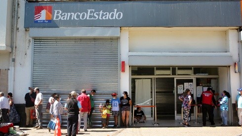 Personas hacen fila afuera de sucursal de Banco Estado | Foto: Agencia Uno