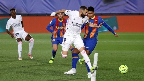 Karim Benzema abrió la cuenta para Real Madrid ante Barcelona con un golazo de taco.