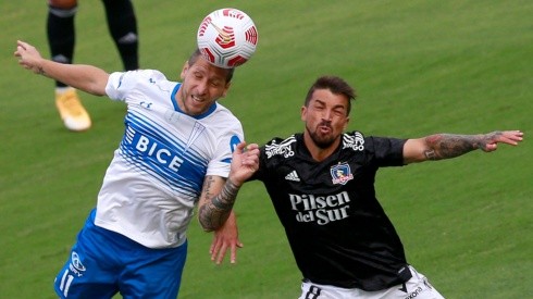 El argentino Luciano Aued y el peruano de origen uruguayo Gabriel Costa disputan el balón en el clásico entre Universidad Católica y Colo Colo