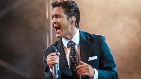 Diego Boneta sobre el escenario interpretando al Sol de México, en la segunda temporada de Luis Miguel, la serie.