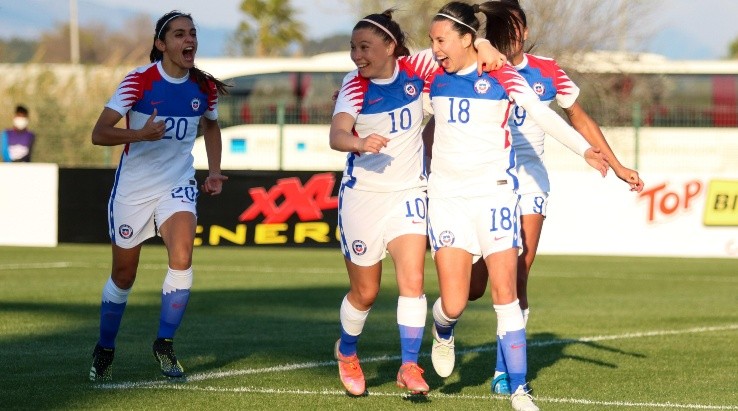 Camila Sáez celebró la semana pasada con su gol contra Camerún por la selección chilena femenina. Foto: ANFP