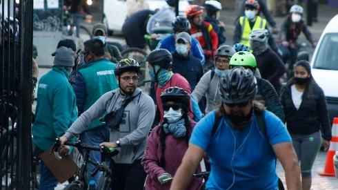 Chilenos se aglomeran en Parquemet usando la franja deportiva