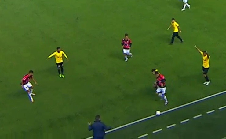 Entrenador se mete a la cancha y le quita el balón a un jugador