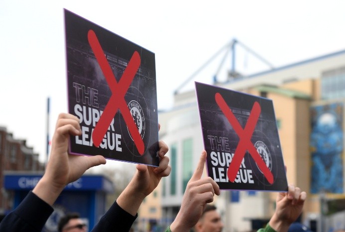 Protesta de hinchas del Chelsea en Stamford Bridge