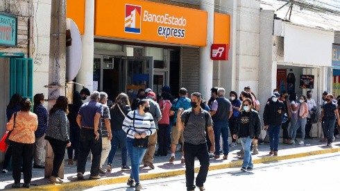 Decenas de personas en las afueras de Banco Estado Express