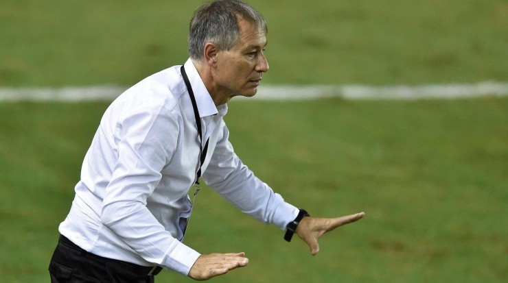 El entrenador argentino Ariel Holan presentó su renuncia a Santos de Brasil. Foto. Getty Images