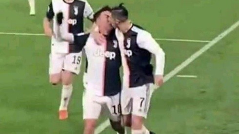Los románticos pensaron que Dybala y Cristiano se daban un beso apasionado, pero no era para tanto la celebración
