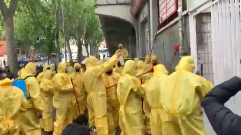 Hinchas del Rayo Vallecano limpiando su estadio tras visita de derechistas