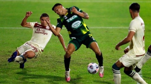El golazo de taco de Walter Bou para Defensa y Justicia contra Universitario.