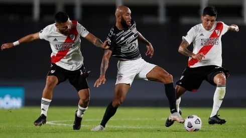 River Plate y Paulo Díaz derrotan a Junior en Copa Libertadores: 2-1 final.