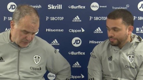 Bielsa y su traductor en conferencia de prensa del Leeds United