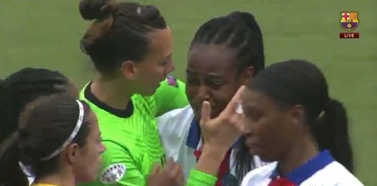 Endler secó las lágrimas de Katoto tras la dura eliminación.