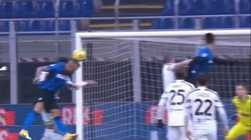 Arturo Vidal salta más que nadie y bate la portería de la Juventus en el gol del Inter más gritado de la temporada