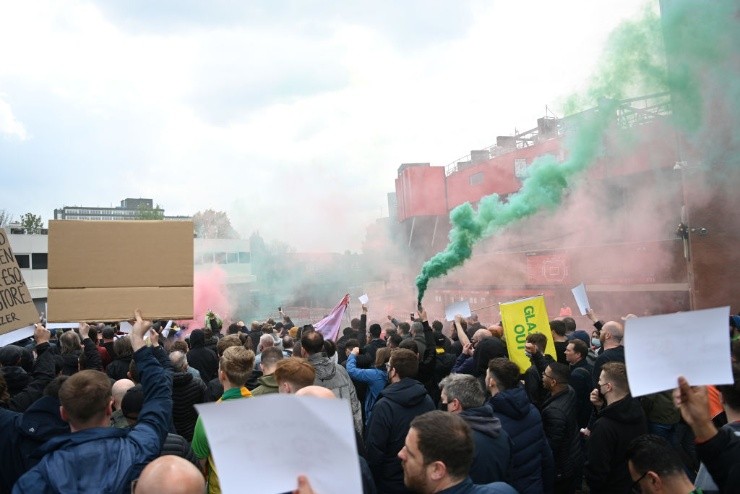 Hinchas del United protestando en contra de los dueños del club. (FOTO: Getty)