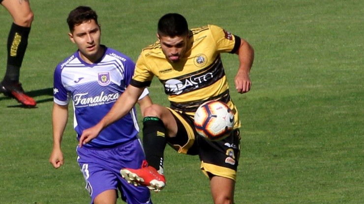 Lautaro de Buin no ha podido jugar en Primera B después de coronarse campeón de Segunda División. Foto: Agencia Uno