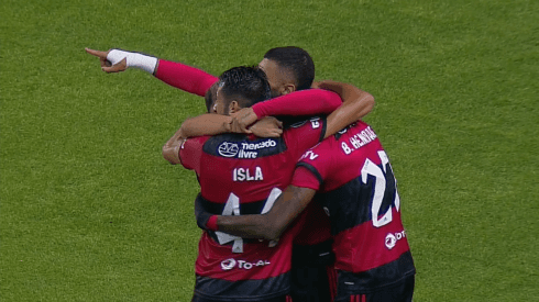 Mauricio Isla y Flamengo festejan el golazo de Bruno Henrique a LDU de Quito en Copa Libertadores.