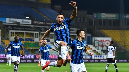 Alexis gritando un gol en Inter