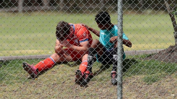 Un pequeño Clemente Montes recibe el apoyo de un jugador ecuatoriano en la Copa Mitad del Mundo de Independiente del Valle. Crédito: IDV
