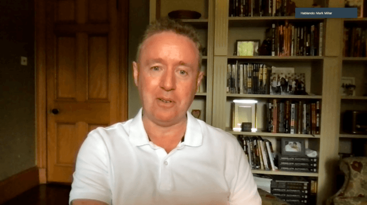 Mark Millar conversando con la prensa sobre    El Legado de Júpiter.