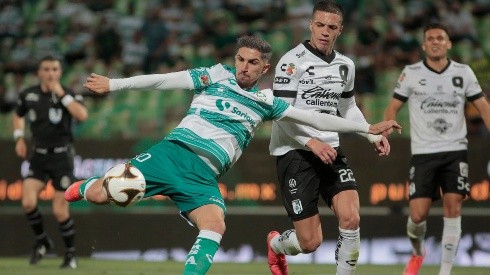 Diego Valdés en el triunfo de Santos Laguna contra Querétaro.