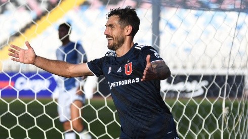 Joaquín Larrive convierte dos goles para el triunfo parcial de Universidad de Chile