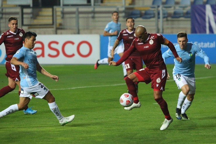 Humberto Suazo, con 40 años siendo un goleador peligroso. Foto: Agencia Uno