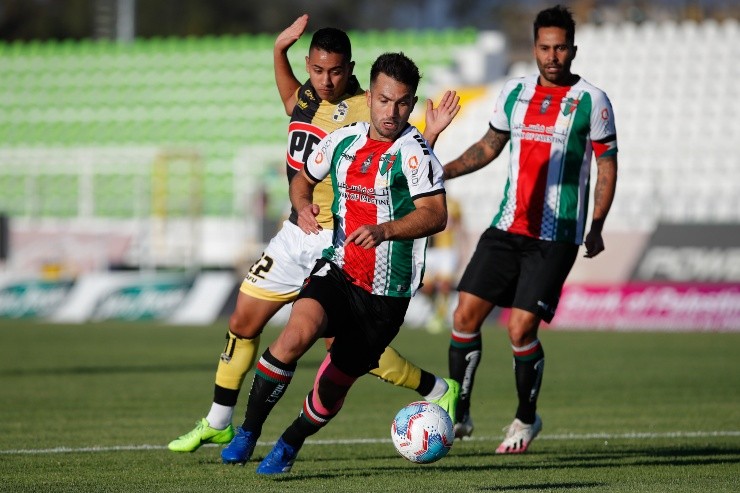 Carlos Villanueva ha sido fundamental en Palestino desde su llegada en el semestre pasado, y este fin de semana lo demostró en el triunfo ante Colo Colo. Por eso, también pelea por el título de jugador de la fecha Juegaenlinea. | Foto: Agencia Uno.