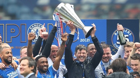 Steven Gerrard alzó el título como campeón de Escocia con el Rangers.