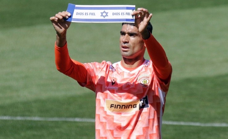 David Escalante celebra con la bandera de Israel