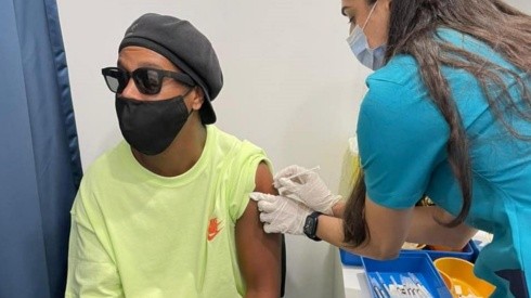 Ronaldinho cumplió con la vacuna contra el coronavirus