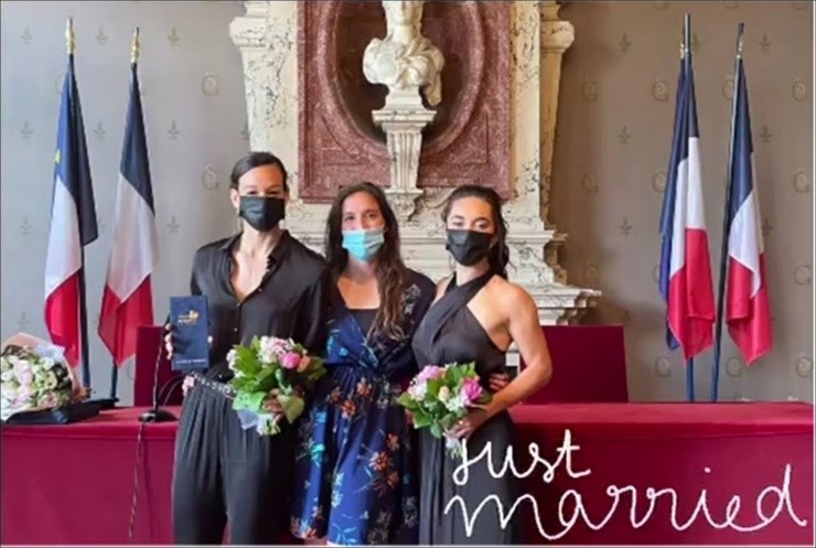 Christiane Endler y las imágenes de su matrimonio en Francia. La arquera chilena del PSG aparece acompañada por su pareja y una compañera del cuadro parisino. Foto: Instagram