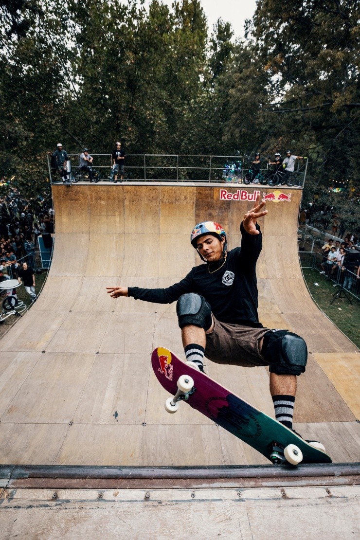 Tras unalesión a los meniscos, Marcelo Jiménez busca el cupo a los Juegos Olímpicos en el skate, buscando hacer historia. | Foto: Red Bull.