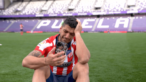 Luis Suárez se emocionó frente al celular tras coronarse campeón de La Liga con Atlético Madrid.
