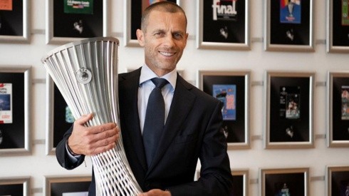 Ceferin, presidente de la UEFA, muestra el trofeo de la Conference League