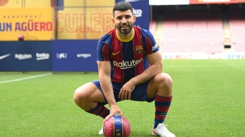 Sergio Agüero posó oficialmente con la camiseta de Barcelona.