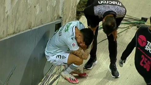 Daniel González protagonizó la escena emotiva después del clásico que perdió Wanderers ante Everton