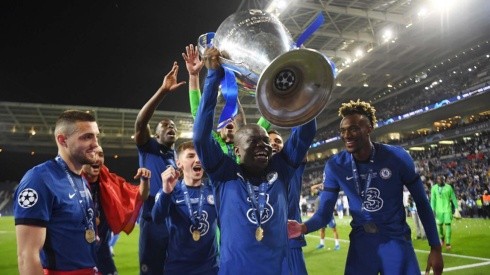 N'Golo Kanté levantando el trofeo de la Champions League