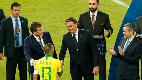Bolsonaro entregando las medallas en la Copa América de 2019