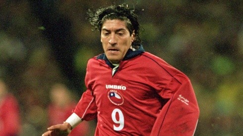 Iván Zamorano defendiendo a la Roja en Sydney 2000