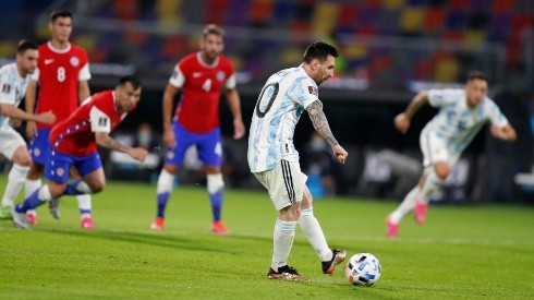 Lionel Messi abrió la cuenta para Argentina contra Chile.