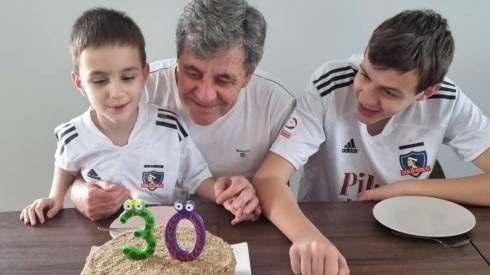 Mirko Jozic celebra junto a sus nietos el histórico día para los colocolinos
