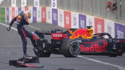 Verstappen no aguantó la rabia y golpeó su auto