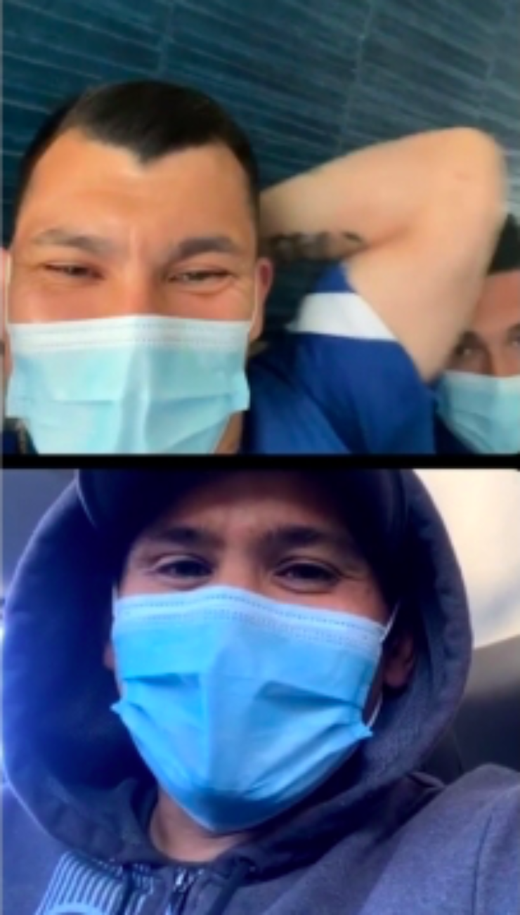 Gary Medel conversando con Humberto Suazo