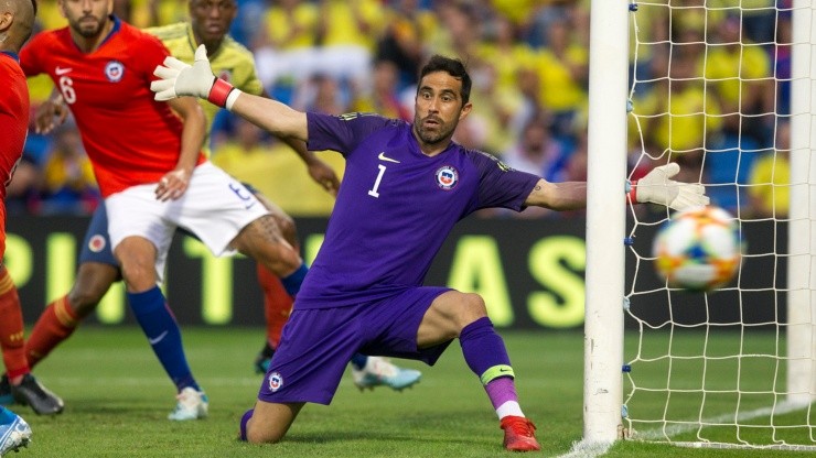 Claudio Bravo es el capitán de la selección chilena en la era Martín Lasarte Claudio Bravo es el capitán de la selección chilena en la era Martín Lasarte