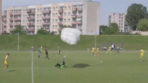 El paracaidista tuvo que aterrizar en la cancha de fútbol de emergencia