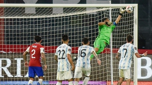 Claudio Bravo vuela para evitar un golazo de Messi en el empate de Chile contra Argentina.